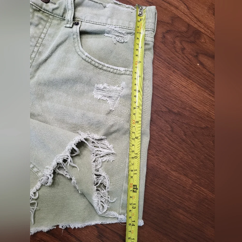 Urban Outfitters BDG Women's Green Dropped Waist Destroy High Rise Shorts, 26
